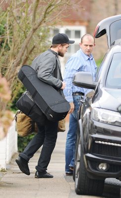  New Pictures of Robert Pattinson Leaving 伦敦 (Dec. 28)