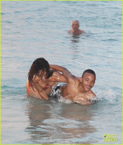  Rihanna: Bikini for বড়দিন Vacation!
