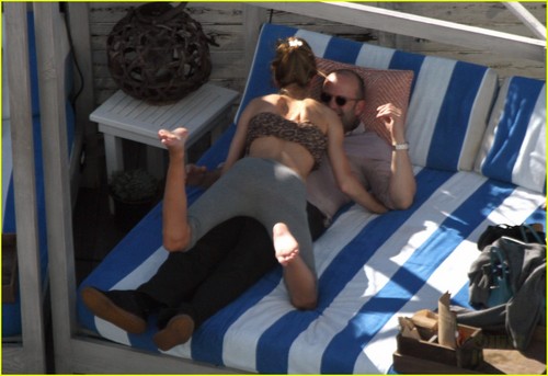  Rosie Huntington-Whiteley: Bikini for Jason Statham!