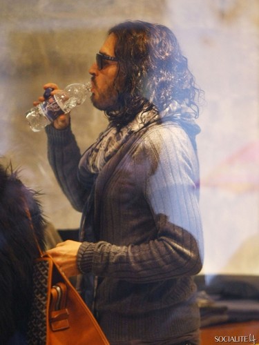  Russell Brand Shops In 런던 Sans Wedding Ring