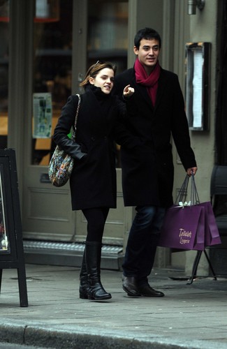  Emma Watson Shopping in Luân Đôn - January 4, 2012