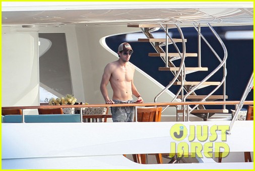 Enrique Iglesias Shirtless in St Barts