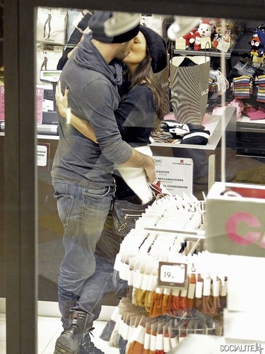  Eva Longoria & Eduardo Cruz Ciuman At The Mall