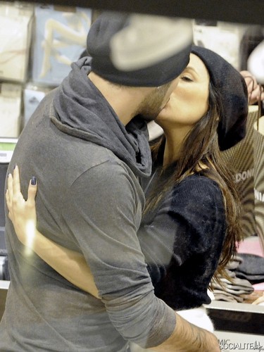  Eva Longoria & Eduardo Cruz Kissing At The Mall