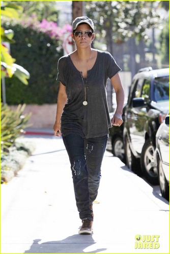  Halle Berry's Green Ring Sparks Engagement Rumors