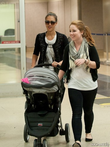  Jessica Alba & Her Family Arrive Back In LA