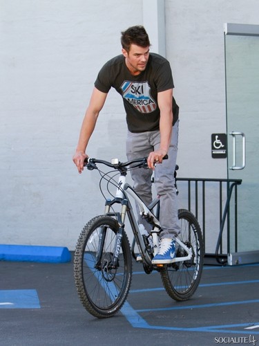  Josh Duhamel Buys Bicycle, Leaves Store Riding It
