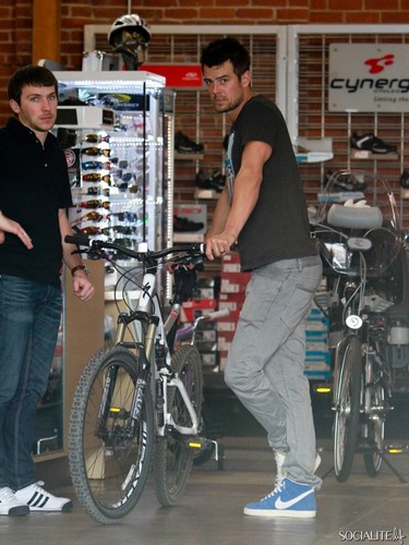 Josh Duhamel Buys Bicycle, Leaves Store Riding It