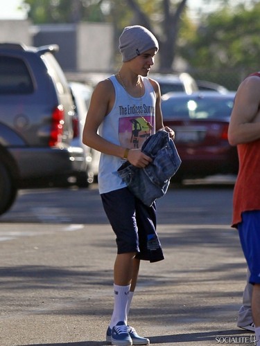  Justin Bieber Visits Sky High Sports With His Dad