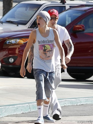  Justin Bieber Visits Sky High Sports With His Dad