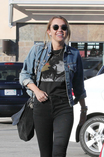 Miley Cyrus - Running erands in Studio City [4th January]