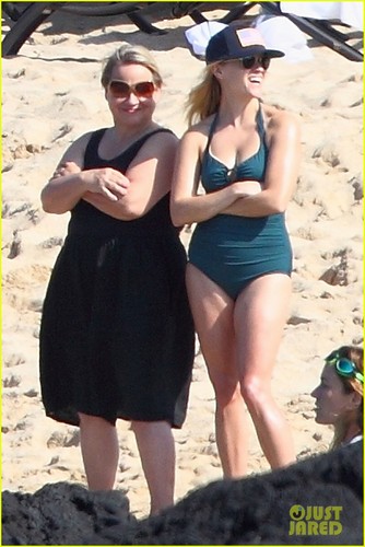 Reese Witherspoon: Hawaiian Vacation!