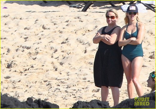  Reese Witherspoon: Hawaiian Vacation!