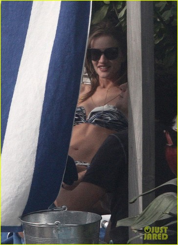 Rosie Huntington-Whiteley: Rooftop Teeny Bikini!