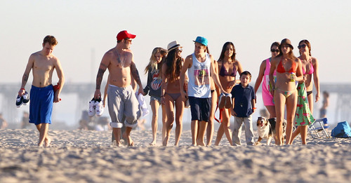  justin besieged bởi girls on the bờ biển, bãi biển