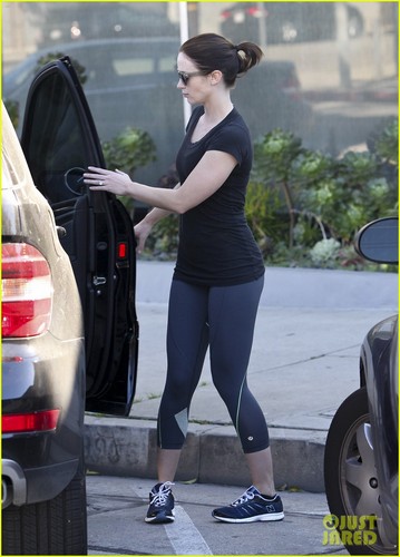  Emily Blunt Gets Back to the Gym