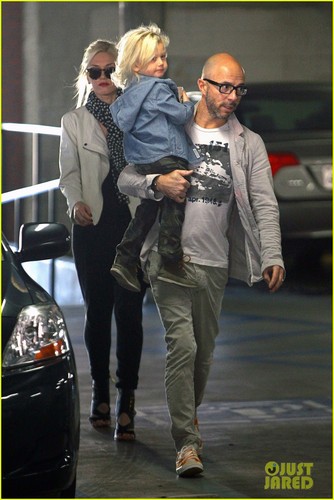 Gwen Stefani: Learning Store with Adorable Zuma!