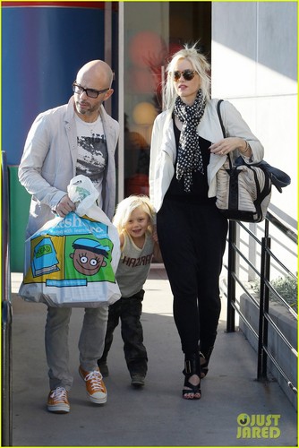 Gwen Stefani: Learning Store with Adorable Zuma!
