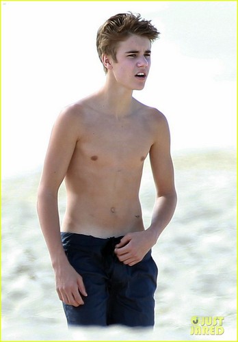  Justin Bieber: Shirtless in Cabo with Selena Gomez!