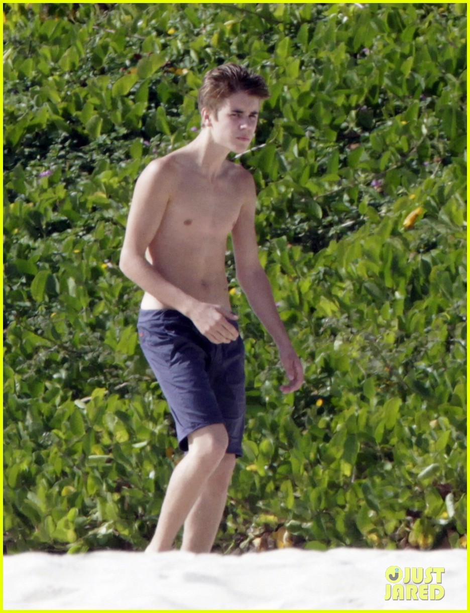 Justin Bieber Shirtless In Cabo With Selena Gomez Justin Bieber And Selena Gomez Photo