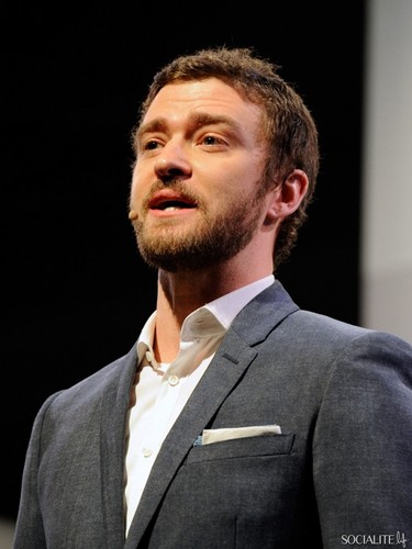  Justin Timberlake Sports A Beard At Consumer Electronics दिखाना