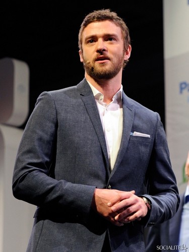  Justin Timberlake Sports A Beard At Consumer Electronics दिखाना