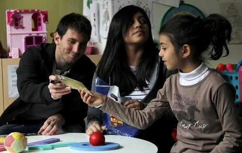  Lionel Messi Gives Presents to Children in Hospital (5 January 2012)