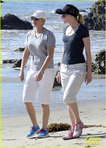  Ellen DeGeneres & Portia de Rossi Walk on the 바닷가, 비치