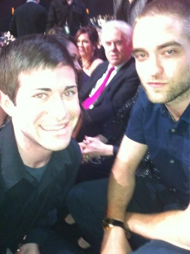  Gorgeous *NEW* Robert Pattinson fan Pics From Last Night's PCA's