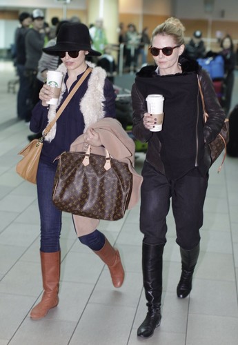 Jan 12, 2012 | At the Vancouver Airport with Ginnifer Goodwin