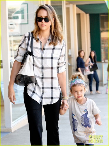  Jessica Alba: School Shopping with Honor!