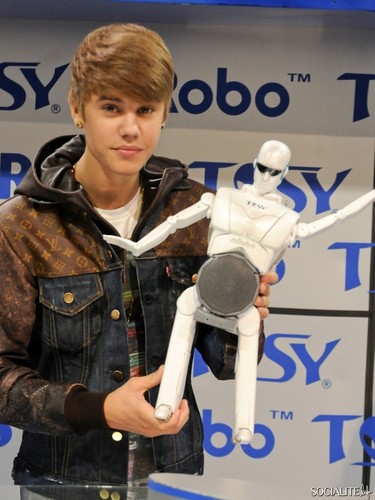  Justin Bieber Unveils Robot At CES