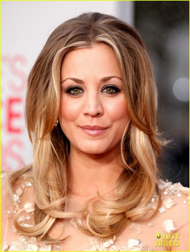  Kaley Cuoco - People's Choice Awards 2012 Red Carpet
