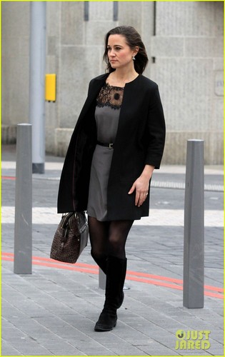 Pippa Middleton: Fashion meneruskan, ke depan in London!