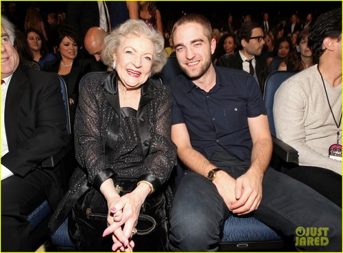  Robert Pattinson & Betty White - People's Choice Awards 2012