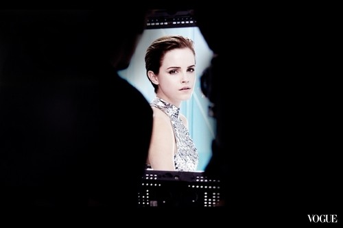  behind-the-scene picture of Emma Watson for the new Lancôme campaign بلانک Expert