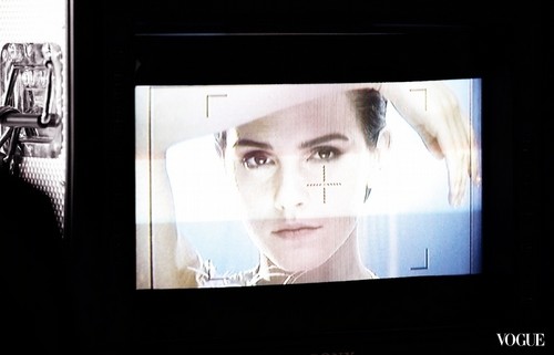  behind-the-scene picture of Emma Watson for the new Lancôme campaign blanc Expert