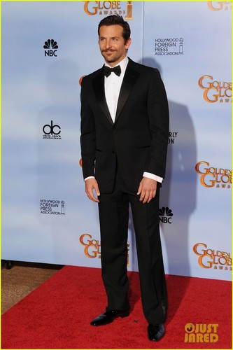  Bradley Cooper & Adam Levine - Golden Globes 2012