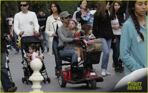  Halle Berry: Disneyland with Nahla & Olivier!