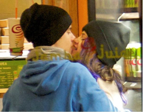 Justin kissing Selena at Disneyland.