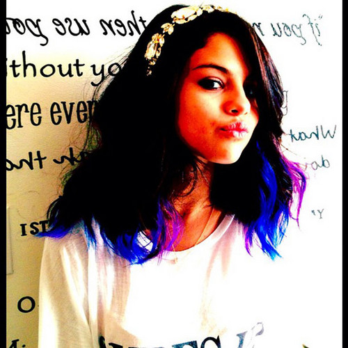  Selena Changes Her Hair Color!