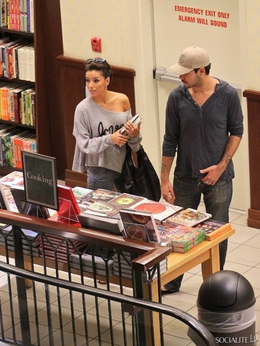  Eva Longoria And Eduardo Cruz Do A Little Shopping