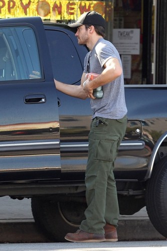  Jake stopping kwa Beverly Hills juisi in Los Angeles