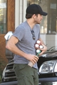 Jake stopping by Beverly Hills Juice in Los Angeles - jake-gyllenhaal photo