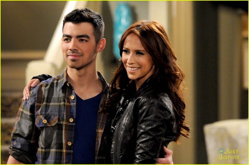  Joe Jonas & Jennifer प्यार Hewitt: 'Hot in Cleveland' Engagement!