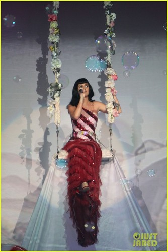  Katy Perry: First Post-Divorce Announcement Performance!