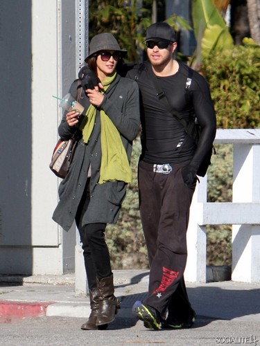  Kellan Lutz & Girlfriend Sharni Vinson In Venice, CA