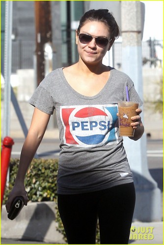  Mila Kunis: Vintage Pepsi T-Shirt!