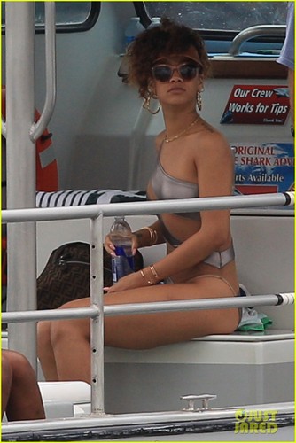 Rihanna In Hawaii [17 January 2012]