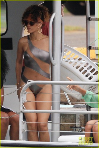 Rihanna In Hawaii [17 January 2012]
